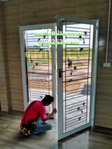 ประตูเหล็กดัดพร้อมมุ้งลวด